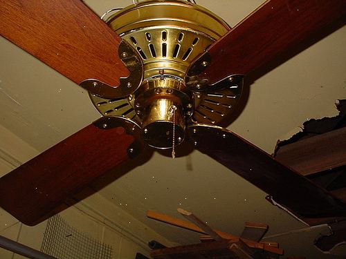 Hoe maak je een piepend plafondventilator vast. Draai de ventilator aan het plafond uit en laat de bladen tot kust tot een volledige stop.