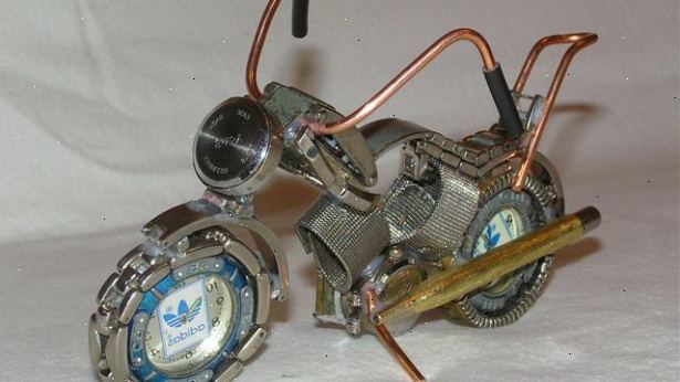 Hoe maak je een motorfiets te maken van oude horloges. Maak twee wielen en de banden.