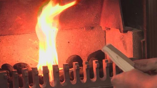 Hoe maak je een kolenvuur in een rooster licht. Duidelijk uit de as en sintels uit de laatste brand, waardoor er een dun laagje as op het rooster.