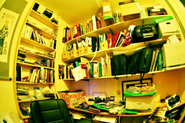 Hoe je je kamer georganiseerd te houden. Een stap terug en evalueren van uw ruimte.