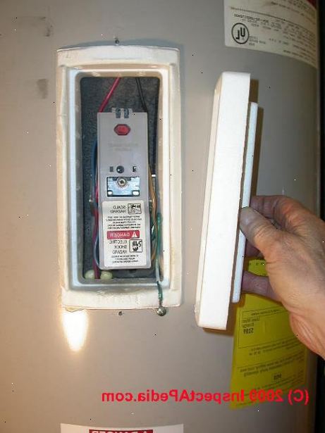 Hoe een elektrische boiler te repareren. Controleer de elektrische paneel om zeker te zijn dat stroomonderbreker in de "aan"-stand (niet in doorgeslagen of uit) of zekeringen (indien gebruikt) worden bevestigd en niet "opgeblazen".
