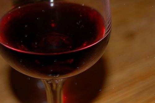 Hoe maak je een rode wijnvlek van een hardhouten vloer of tafel te verwijderen. Veeg de rode wijn morsen als het niet volledig droog, met een natte papieren handdoek of natte absorberende doek.