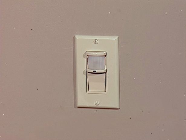 Hoe om goedkope bewegingssensor verlichting binnenshuis te installeren. Schakel de elektriciteit aan lamp (en) wordt vervangen.