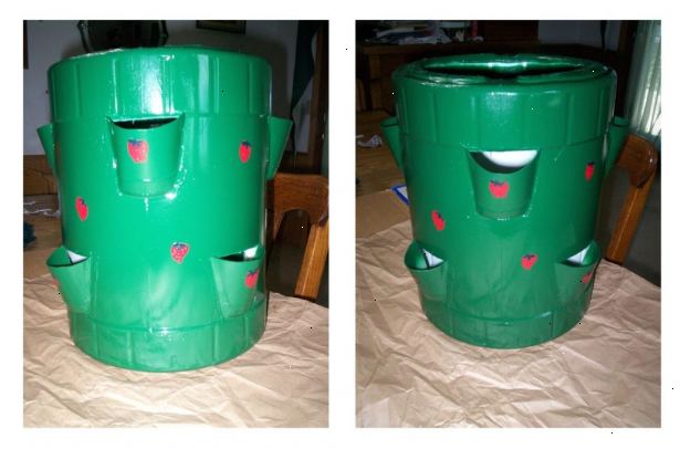 Hoe maak je een aardbei pot plantenbak maken van een plastic kruik. Snijd de "potten".
