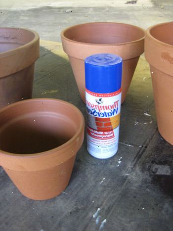 Hoe kan ik nieuwe terracotta potten verf. Scrub een nieuwe terracotta pot.