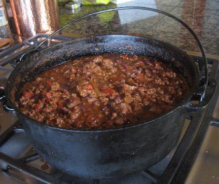 Hoe maak je chili maken. Rooster de ancho chilis in een droge koekenpan.