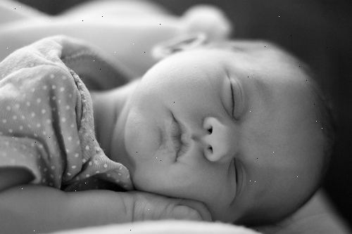 Hoe te slapen methode van de baby whisperer 's toepassen. Luisteren en kijken naar de bewegingen, geluiden, kreten, kreten of andere geluiden van uw baby maakt.