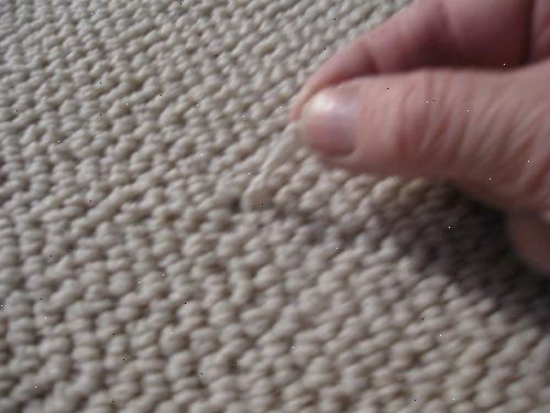 Hoe maak je een addertje onder het gras in berber tapijt te repareren. Plaats een breinaald, schroevendraaier of ander lang, dun voorwerp door de haken lus van tapijt.