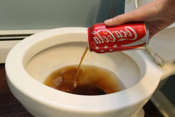 Hoe maak je een toilet met cola schoon. Laat het zitten voor minstens een uur.