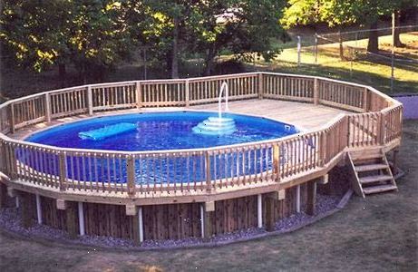 Hoe maak je een deck rond een bovengronds zwembad te bouwen. Beslis over de afmetingen van uw dek.