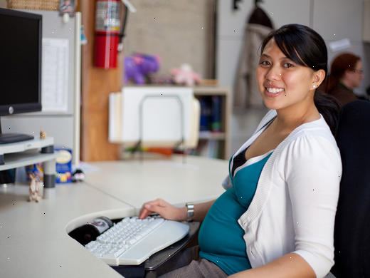 Hoe om te gaan met zwanger zijn op het werk. Beslissen wanneer mensen te vertellen.