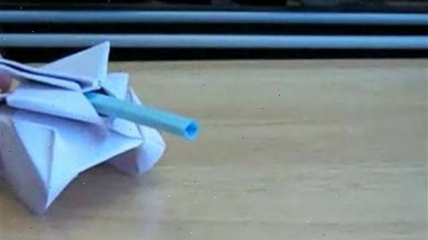 Hoe maak je een papieren leger tank maken. Begin met een stuk papier dat is 12 "met 2.".