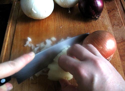 Hoe je uien hakken zonder tranen. Gebruik een zeer scherp mes bij het ​​snijden van uien.