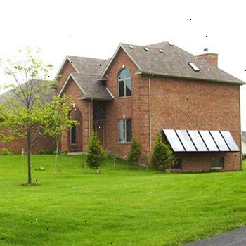 Hoe om uw dak te gebruiken als een zonne kachel. Toegang tot het dak ruimte van uw huis en zorg ervoor dat uw dak heeft een isolatie membraan onder de dakplaten.