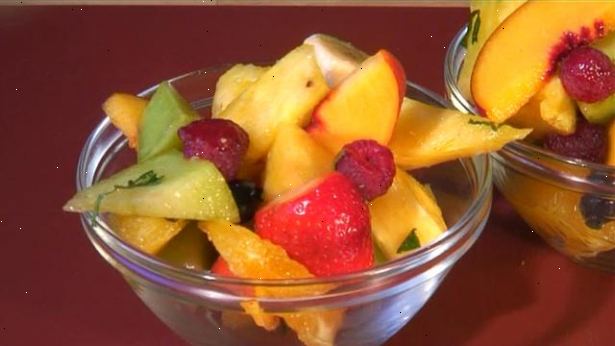 Hoe te fruitsalade maken. Wassen al uw vruchten.