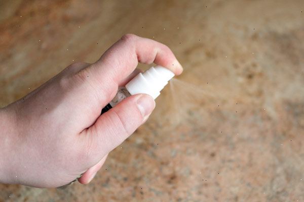 Hoe te granieten aanrecht verzegelen. Voer de papieren handdoek test om te bepalen of uw granieten te dichten moet.