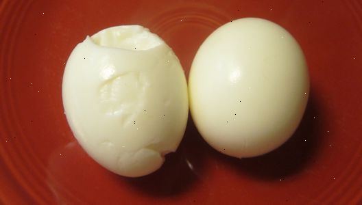Hoe te schillen een moeilijke hardgekookt ei. Zet de hardgekookt ei in de magnetron.