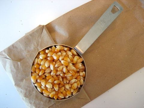 Hoe maak je popcorn maken. Koop wat bruine papieren zakken (lunch zakken), maar zorg ervoor dat het pakket wordt bestempeld als zijnde geschikt voor de magnetron.
