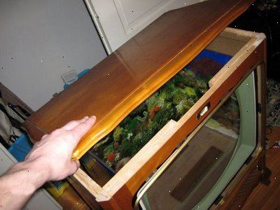 Hoe maak je een oude TV om te zetten in een aquarium. Open het houten televisie console.