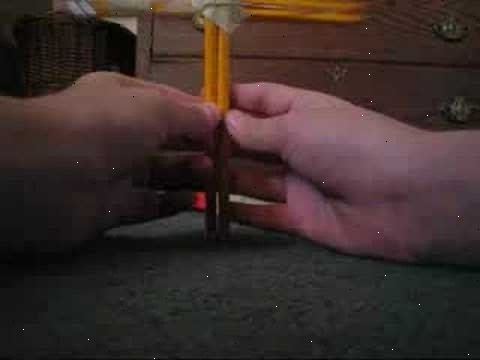 Hoe maak je een kleine kruisboog te maken van huishoudelijke artikelen. Tape twee potloden samen, waardoor ten minste een centimeter untaped aan beide uiteinden.