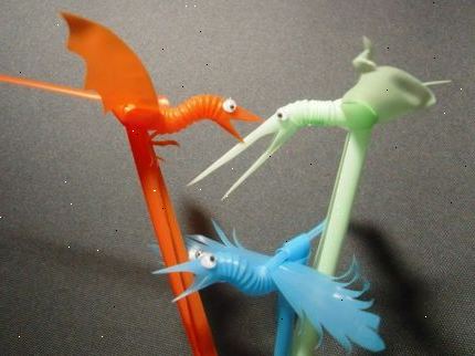 Hoe maak je een vogel te maken van een plastic rietje. Snijd het korte stukje geopend.