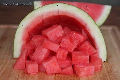 Hoe maak je een watermeloen snijden. Was de schil van een watermeloen met gewone zeep of met een fruit wassen.
