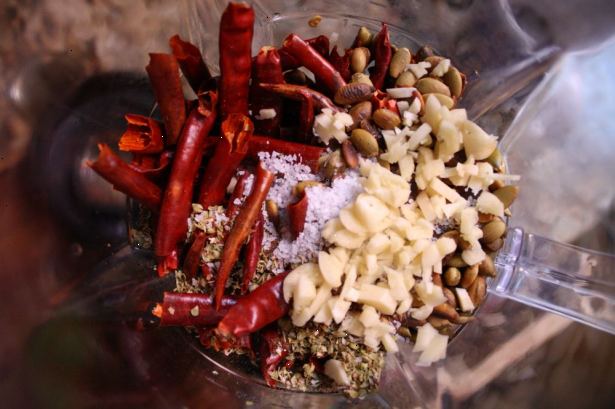 Hoe je hete saus te maken. Selecteert u de juiste hoeveelheid peper voor uw smaak.