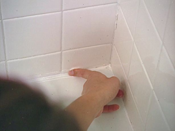 Hoe maak je een bad kalefateren. Onderzoekt de verbinding tussen het bad en de muur.