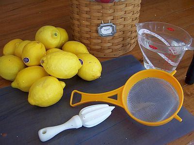 Hoe maak je limonade maken. Te nemen en knijp 3 citroenen voor een 1/2 kopje citroensap.