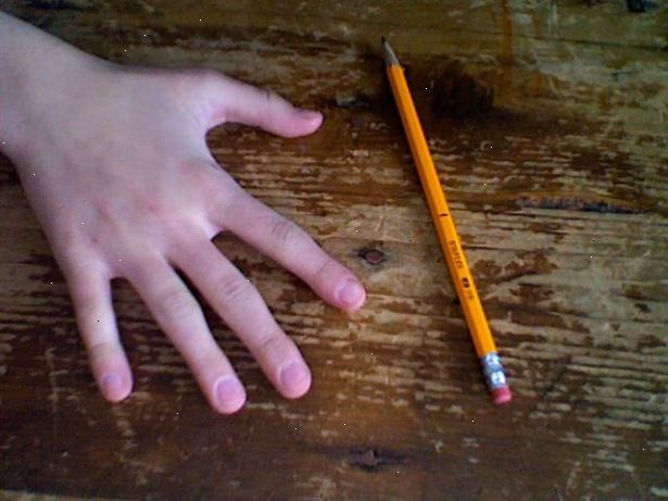 Hoe maak je een potlood draaien rond je middelvinger. Houdt het potlood van de manier waarop je zou bij het ​​schrijven, behalve plaats hem tussen de midden-en ringvinger, grijpen het in het midden.