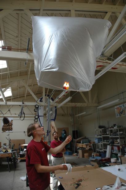 Hoe maak je een mini bestuurbare luchtballon met kaarsen maken. Zoek een geschikte plastic zak.
