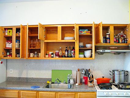 Hoe maak je een keuken te organiseren. Gooi alles wat je niet gebruikt.