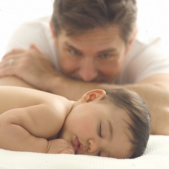 Hoe maak je een goede vader te zijn. Breng tijd door met en verantwoordelijkheid nemen voor je kinderen.