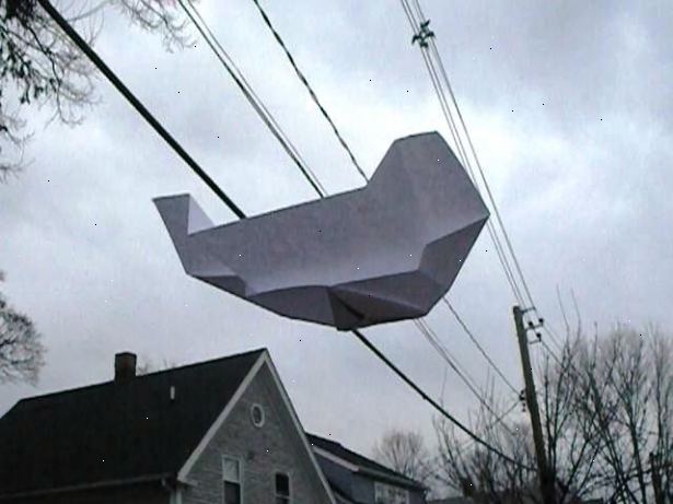 Hoe maak je een wapperende papieren vliegtuig te maken. Begin met een vel papier - 8 0,5 x11 inch (of A4) werkt goed.