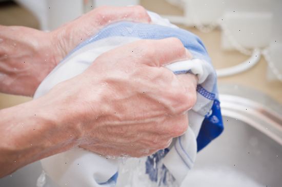 Hoe je kleren te wassen met de hand. Veranderen in kleding je het niet erg om zeepsop op, en draag een schort.