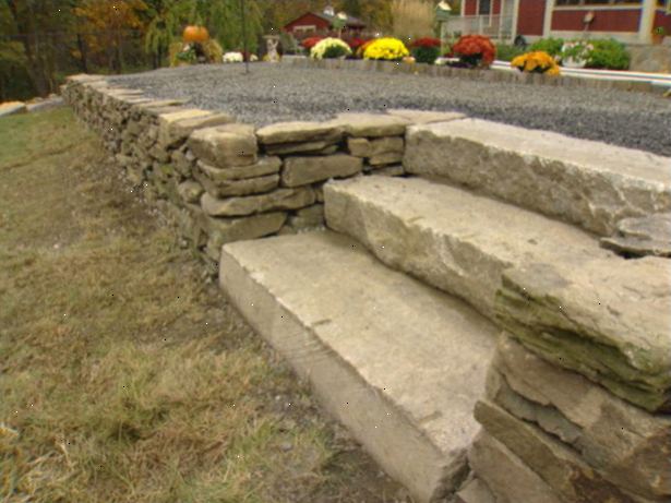 Hoe maak je een droge stapel behouden rotswand bouwen. Selecteer uw stenen uit een steen aanbod werf.