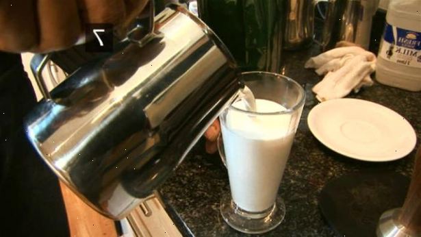 Hoe maak je een latte maken. Verwarm de beker je gaat te gieten de latte in.