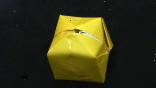Hoe maak je een Waterbomb maken. Hier krijg je een vierkant stuk papier.