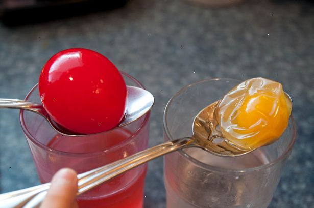 Hoe maak je een naakte ei maken. Leg het ei in een hoog glas, pot, of een plastic beker en vul het glas met azijn, kopje onder het ei.