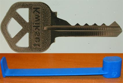 Hoe maak je een slot tegen het lijf. Zorg ervoor dat de sleutel die u gebruikt past in het slot u van plan bent te omzeilen.