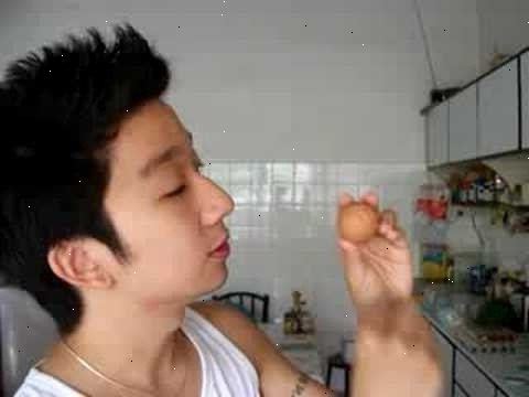 Hoe de shell af te blazen een hard gekookt ei