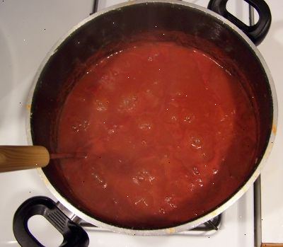 Hoe je zelfgemaakte spaghettisaus maken. Prep de ingrediënten.