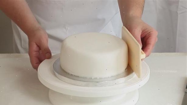 Hoe maak je een taart fondant. Duidelijk een groot, glad werkoppervlak.