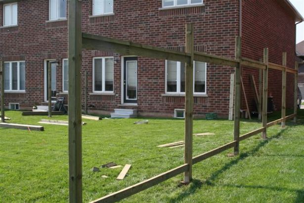 Hoe maak je een houten omheining bouwen. Lay-out een lijn waar het hek moet worden geïnstalleerd.