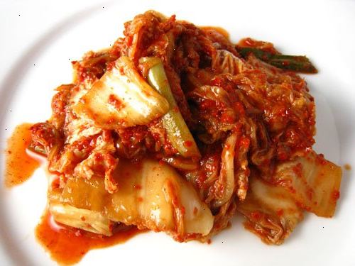 Hoe te kimchi te maken. Los de 3 eetlepels zout in het water.