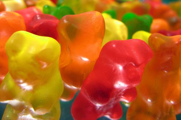 Hoe te gummy beren maken. Voeg langzaam de gelatine, kool-hulp, en Jell-o tot 1/2 van een kopje water.