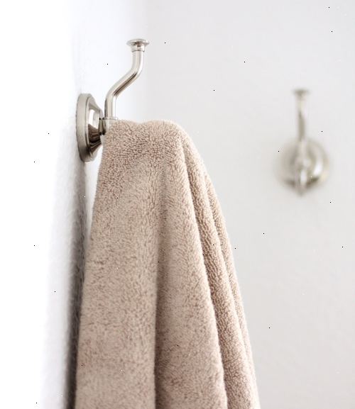 Hoe je schimmel geur verwijderen uit handdoeken. Laat het in de wasmachine en opnieuw wassen dezelfde lading net zoals u gewend bent met wasmiddel of zuiveringszout.
