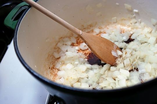 Hoe te uien fruiten. Zet de kachel of elektrische koekenpan op middelhoog vuur.