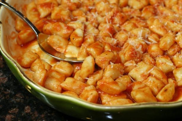 Hoe maak je gnocchi maken. Schil de aardappelen.