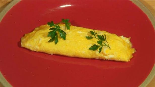Hoe om te koken een omelet. Verzamel 2-5 eieren, afhankelijk van hoeveel u wilt eten.
